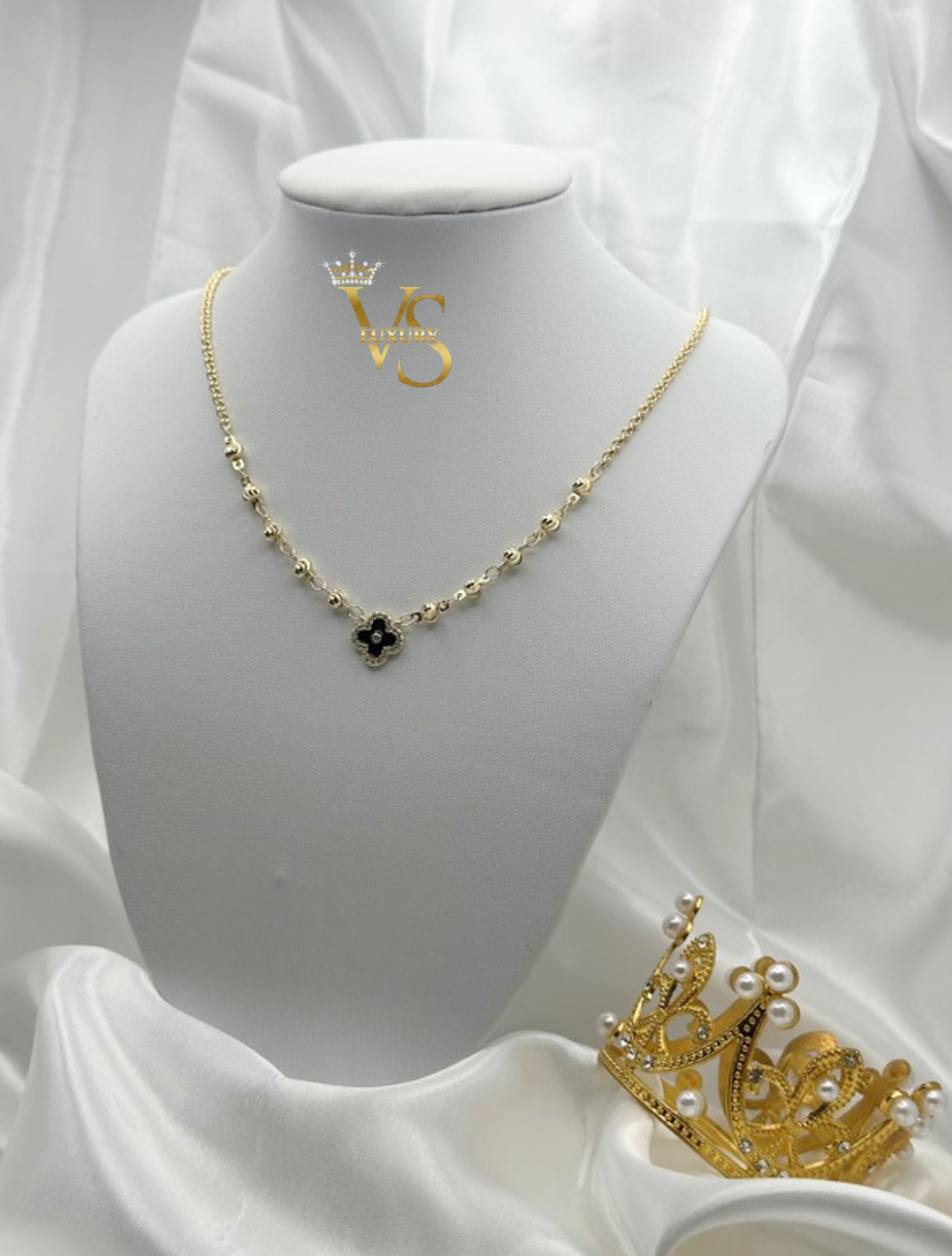 Valdes Luxury Black Clover Pendant Necklace – 14K Gold Plated Laminated Jewelry