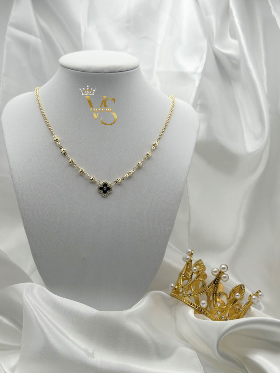 Valdes Luxury Black Clover Pendant Necklace – 14K Gold Plated Laminated Jewelry