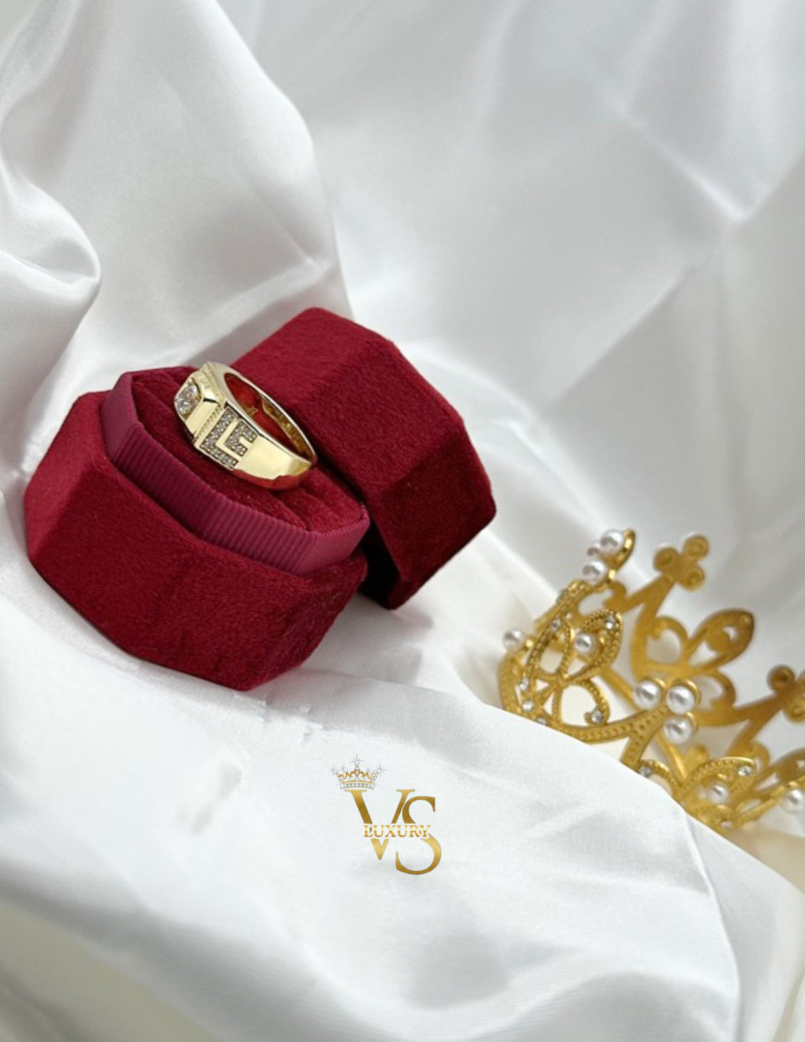 Valdes Luxury presents this bold and refined 14K gold plated laminated men’s ring, designed for men who want a strong, elegant, and confident look.