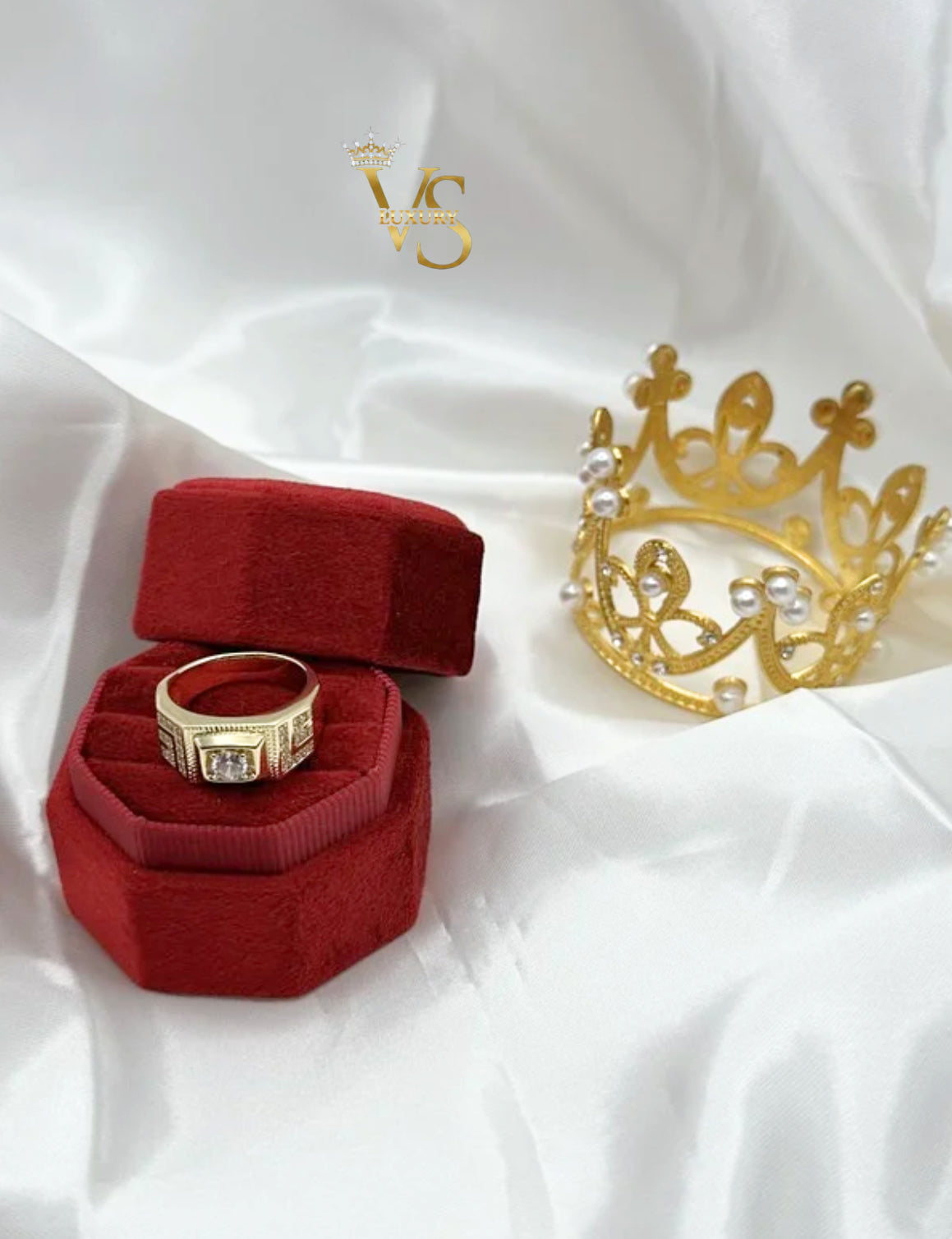 Valdes Luxury presents this bold and refined 14K gold plated laminated men’s ring, designed for men who want a strong, elegant, and confident look.