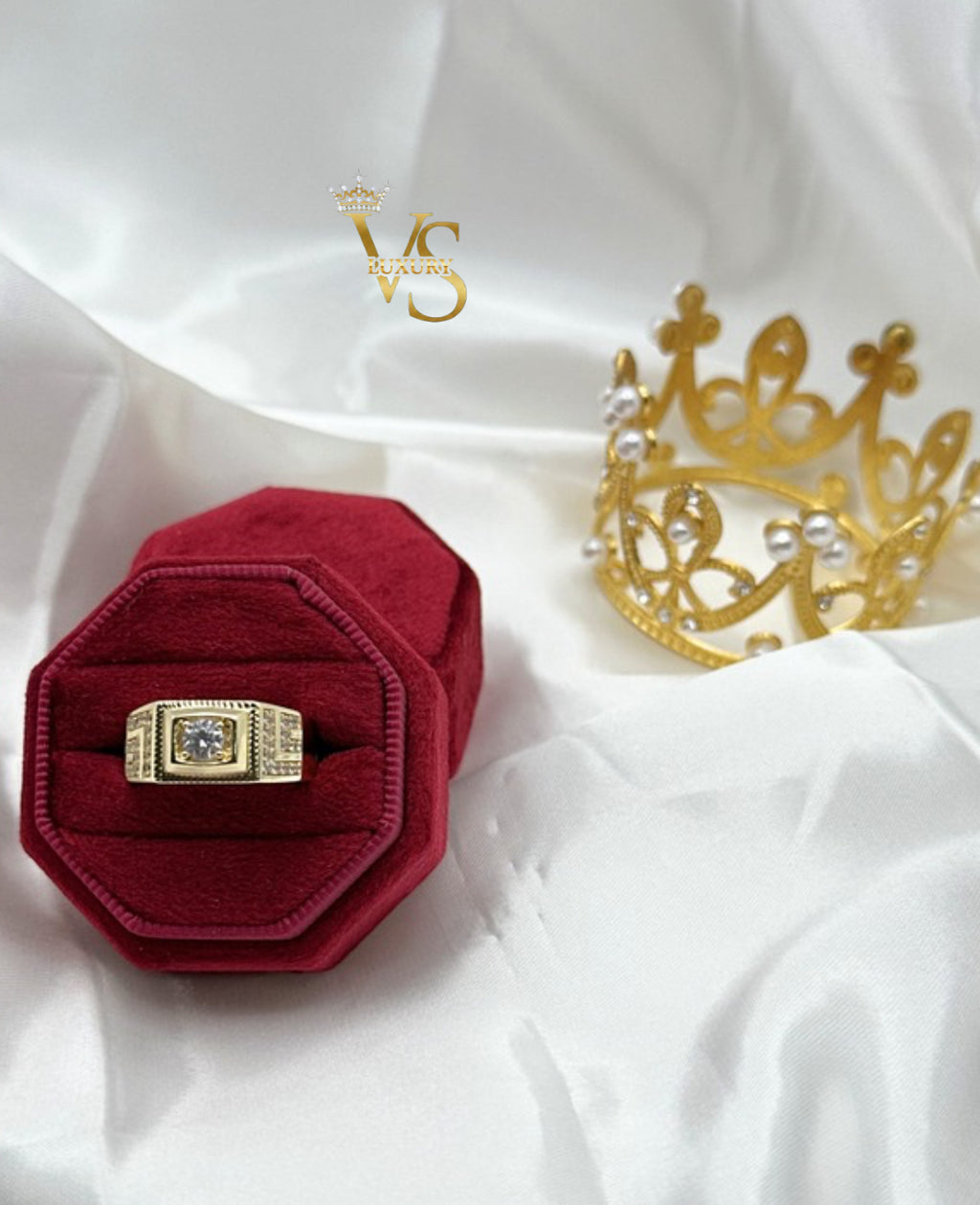Valdes Luxury presents this bold and refined 14K gold plated laminated men’s ring, designed for men who want a strong, elegant, and confident look.